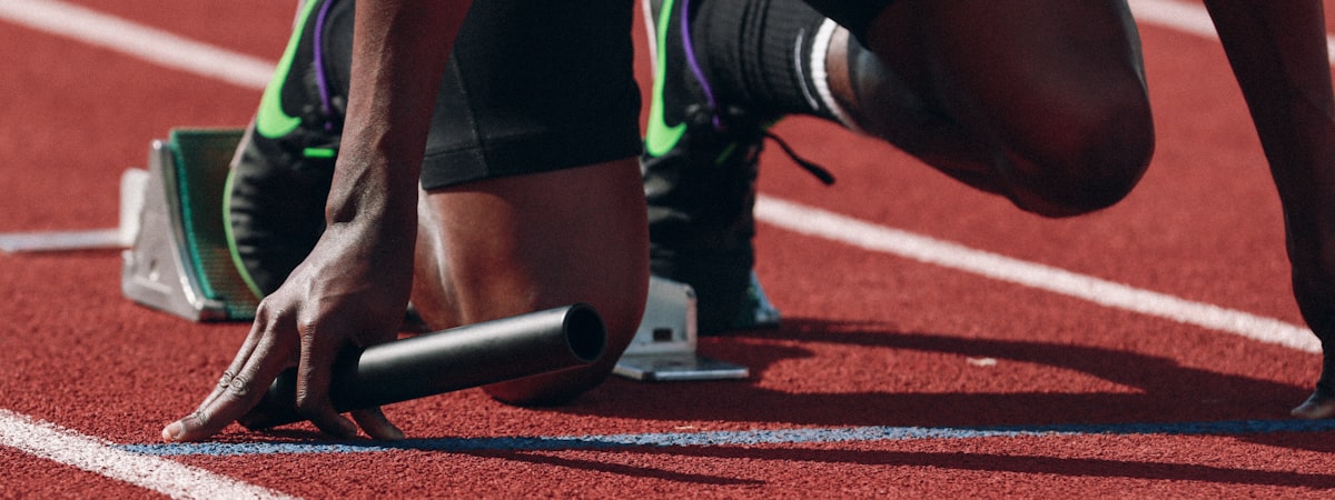 现代体育场馆内大型屏幕直播足球比赛的高清画面